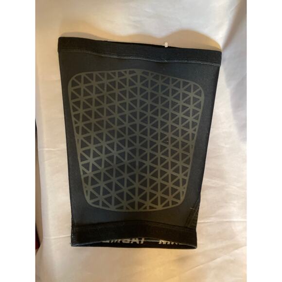Nike Pro Combat Thigh Sleeve 2.0 One Thigh Sleeve Medium - Picture 1 of 3